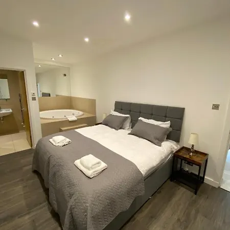 Kings Road Apartment With En-Suite Spa Bath